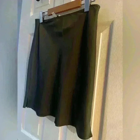 Top Shop silky green mini skirt pull on size 4 small side thigh  slit - Picture 3 of 7